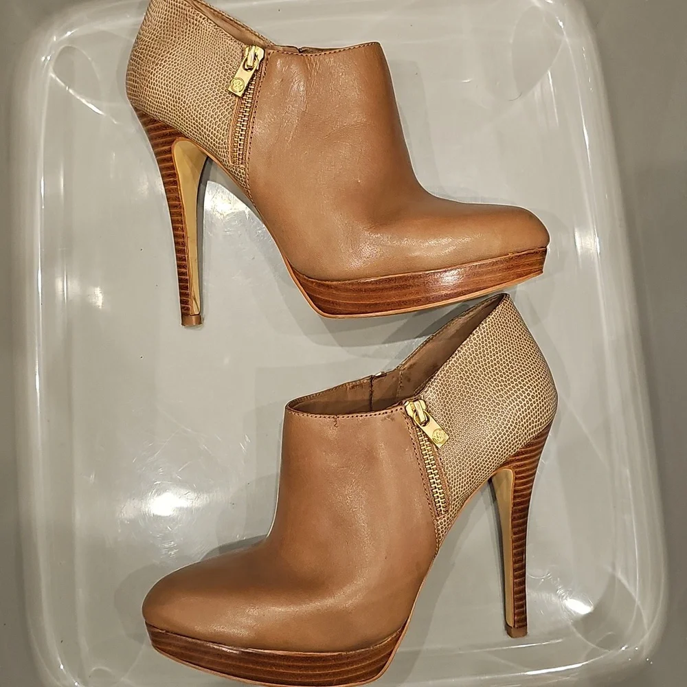 MICHAEL KORS Elegant Taupe Tan Leather Booties